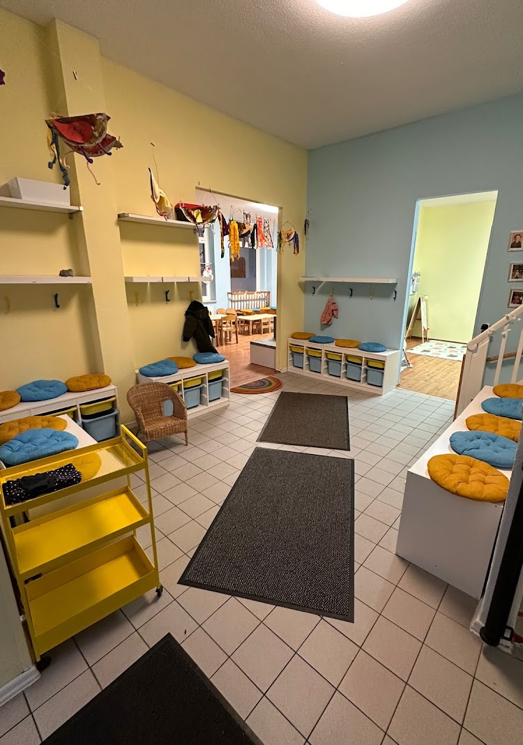 Garderobe mit eigenem Platz für jedes Kind